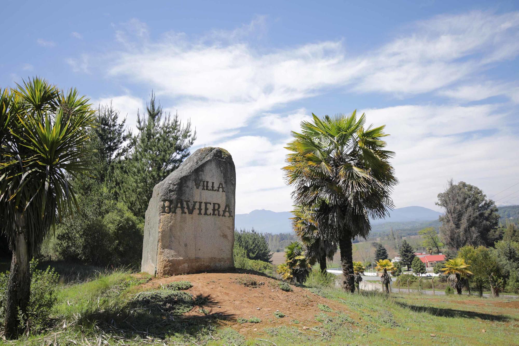 Stein am Eingang der ehemaligen Colonia Dignidad und heutigen Villa Baviera, 12.10.2021, Campanillas