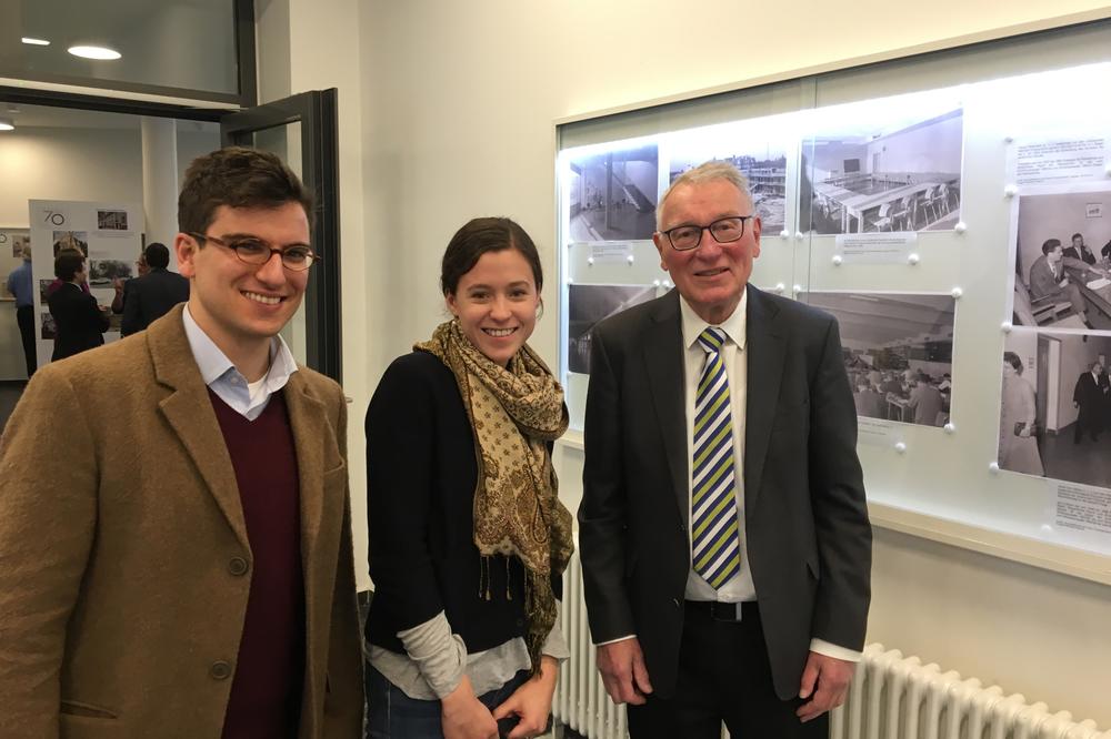 Helmut Schirmer, Universitätsprofessor im Ruhestand (rechts im Bild) mit Studierenden des Fachbereichs