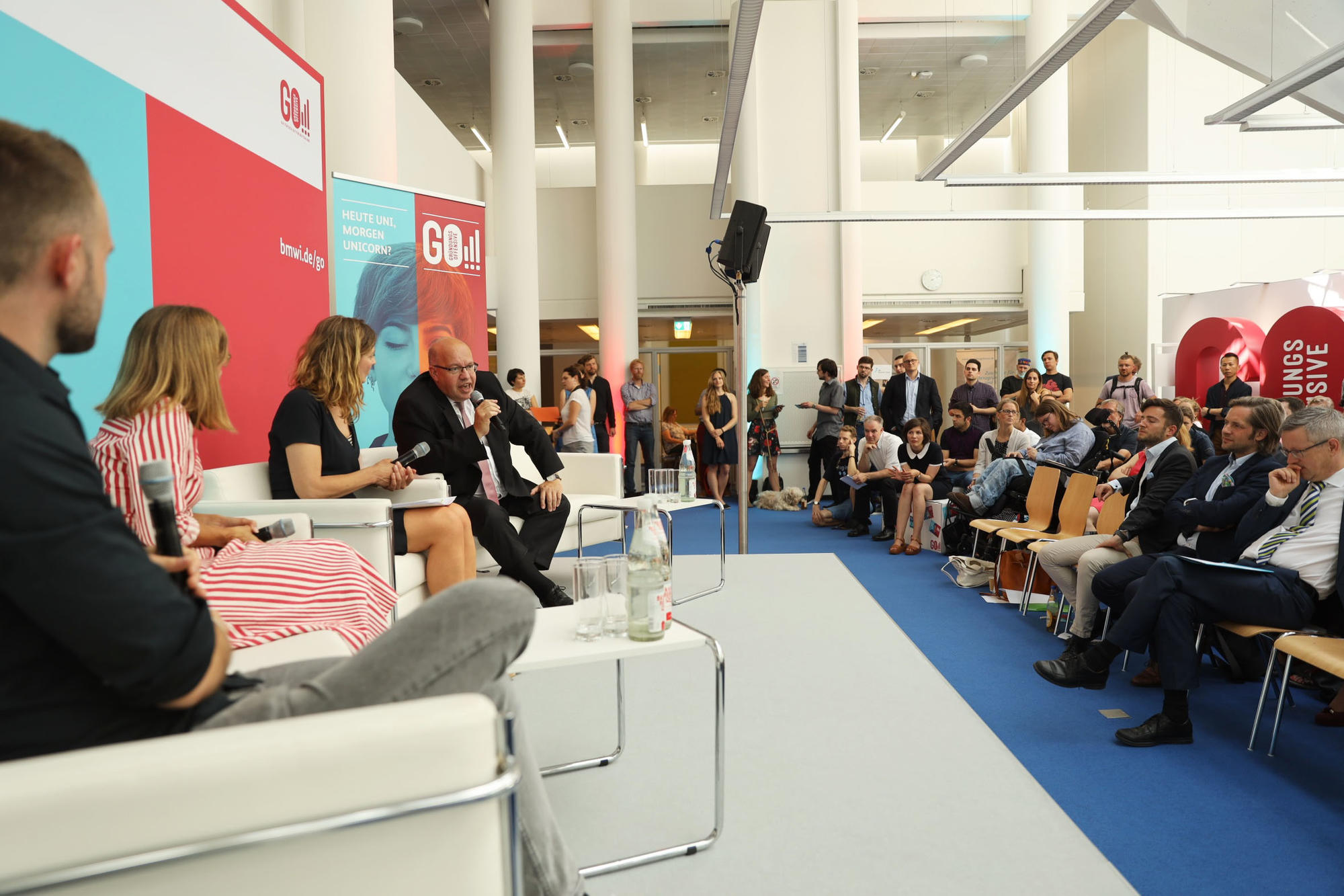 Im Gespräch mit Nicolai Schork (l.) und Ina Remmers (2.v.l.) stieg der Bundesminister noch tiefer in gute und schlechte Erfahrungen von Entrepreneuren ein.