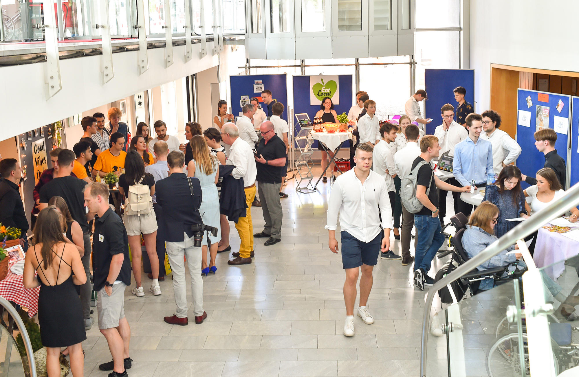 Im Foyer präsentieren die Teams ihre Unternehmensideen.