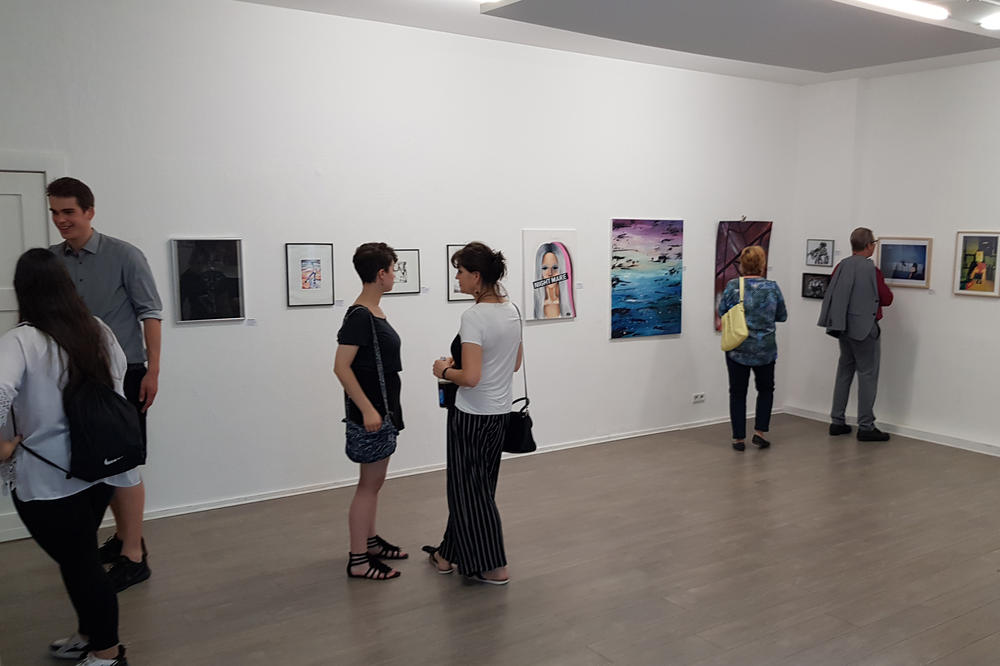 Die Vernissage des Gewinnerteams "Let me be an artist"