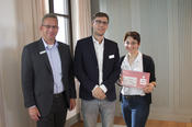 Olaf Schulz, Leiter Firmenkunden bei der Berliner Sparkasse, überreichte die Auszeichnung für den zweiten Platz in der Kategorie Digital & Technologies an Sandra Kostic (r.) und Tim Ohlendorf (Mitte) von Student eCard.