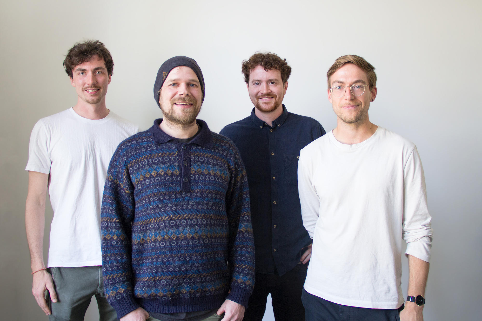 Die App der Aumio-Gründer Tilman Wiewinner, Steffen Scherf, Jean Ochel und Felix Noller (v.l.n.r.) nutzt Meditation, um ADHS-Symptome zu lindern.