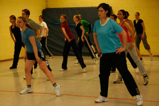 Kursteilnehmerinnen bei den Aufwärmübungen