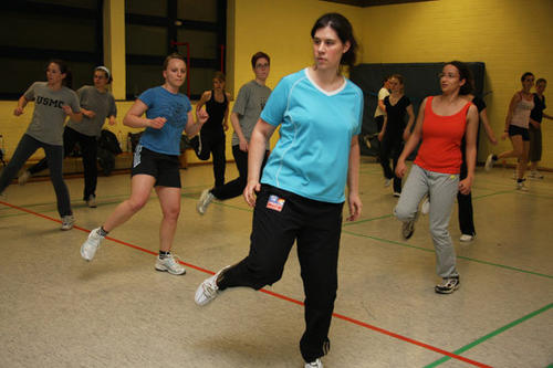 Alle bewegen sich synchron im Rhythmus der Musik