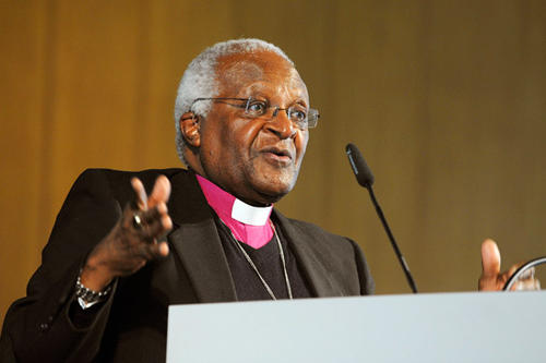 Juli: Der südafrikanische Erzbischof und Friedensnobelpreisträger Desmond Tutu ist mit dem Internationalen Freiheitspreis der Freien Universität Berlin geehrt worden.