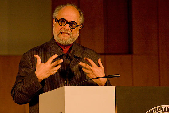 Bhabha griff in seinem Vortrag politische, philosophische, literarische und künstlerisch-ästhetische Aspekte der Identifikationsfindung auf