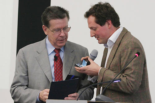 Der Kaberettist Dr. Eckart von Hirschhausen überreicht im Anschluss an die Verleihung Prof. Dr. Ed Diener ein Paar Manschettenknöpfe