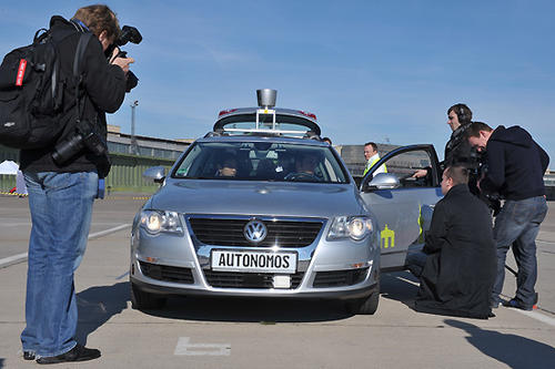 Zukunftsvision hautnah. Etwa 40 deutsche und internationale Journalisten waren bei der Vorführung am Flughafen Tempelhof dabei und konnten sich vom fahrerlosen Auto mit neuartigen, umweltfreundlichen Antriebstechnologien selbst überzeugen.