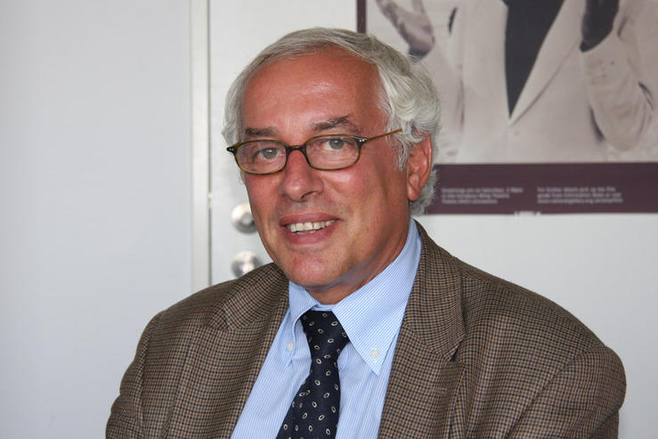 Professor Nicolas Apostolopoulos, Leiter des Center für Digitale Systeme der Freien Universität (CeDiS), bringt die Expertise zu digitalen Zeitzeugen-Archiven in das neue Bildungsangebot ein