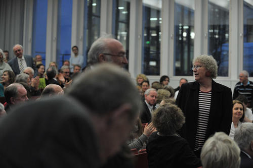 Unter dem Beifall der anderen Zuhörer erhoben sich ein Dutzend Menschen, die sich heute noch sehr gut an den Kennedy-Besuch erinnern.