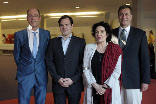 Autor Uwe Tellkamp (2.v.l.) und Kooperationspartner: Universitätspräsident Prof. Dr. P.-A. Alt (l.), Suhrkamp-Verlegerin Ulla Unseld-Berkéwicz (2.v.r.), Prof. Dr. J. Küpper, Sprecher des Dahlem Humanities Center (r.).