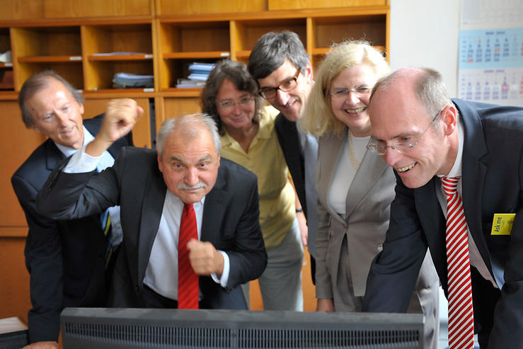 Die gute Nachricht erreichte den Universitätspräsidenten Peter-André Alt (rechts), Kanzler Peter Lange (2. v.l.) und die Vizepräsidenten Werner Väth, Brigitta Schütt, Michael Bongardt und Monika Schäfer-Korting (v.l.n.r.) auf digitalem Wege.