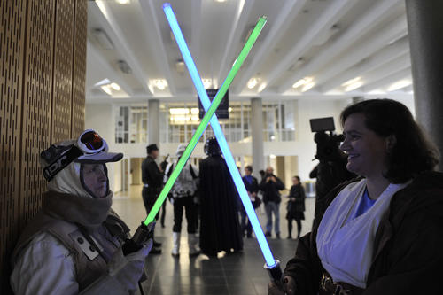Stilecht mit Laserschwert: Luke Skywalker im Eiswüsten-Kostüm mit seinem Lehrmeister Obi-Wan Kenobi  am Eingang zum Max-Kade-Auditorium.