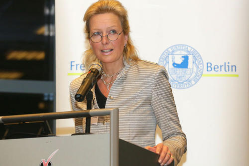 Festrednerin Dr. Heike Maria von Joest. Das August-Joest-Stiftung-Stipendium, das in diesem Semester zum ersten Mal vergeben wurde, ist mit 550 Euro monatlich dotiert.