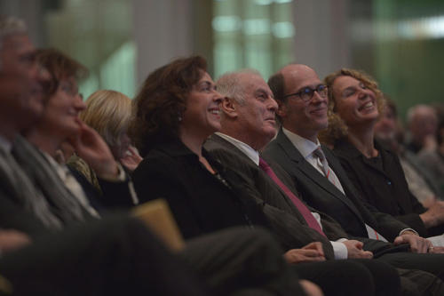Daniel Barenboim wurde von seiner Ehefrau Jelena Dmitrijewna Baschkirowa an die Freie Universität begleitet (3. v. l.). Rechts neben dem Preisträger: Prof. Dr. Peter-André Alt mit Ehefrau Sabine Alt.