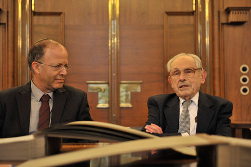 Dr. Haim Gertner, Archivdirektor von Yad Vashem, und Prof. Dr. Gerhard Simonsohn im Goldenen Saal im Präsidium der Freien Universität.