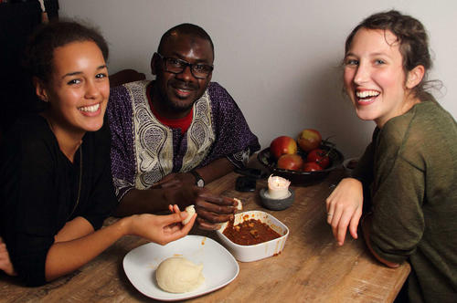 Sieger im Funpreneur-Wettbewerb: Studierende haben ein <a href=http://www.fu-berlin.de/campusleben/forschen/2013/131217_ueber-den-tellerrand/index.html>Kochbuch</a> mit Rezepten von Asylsuchenden entworfen.