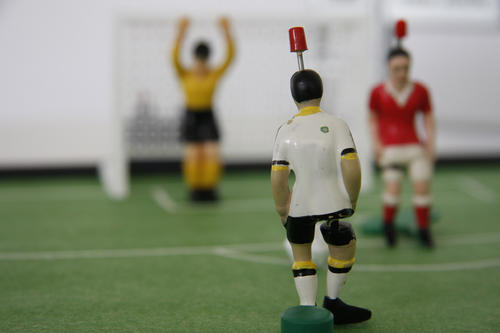 Erst kicktippen, dann tippkicken: Den drei Bestplatzierten der „kicktipp"-Runde der Freien Universität winkt jeweils ein Tipp-Kick-Spiel.