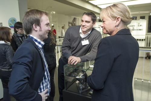 Stipendiat Florian Spatz im Gespräch mit dem Crowdfunding-Spender Oliver Schmidt und Nina Schwandke von der Hultgren und Partner Nachhaltigkeitsberatung.