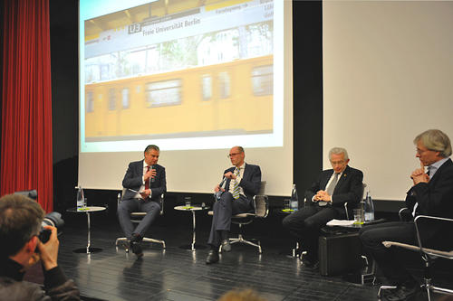 Die von Radiomoderator Ingo Hoppe (l.) moderierte Podiumsrunde: Universitätspräsident Prof. Dr. Peter-André Alt (2.v.l.), Bezirksbürgermeister Norbert Kopp (2.v.r.), Christfried Tschepe, Vors. des Berliner Fahrgastverbandes IGEB e.V.