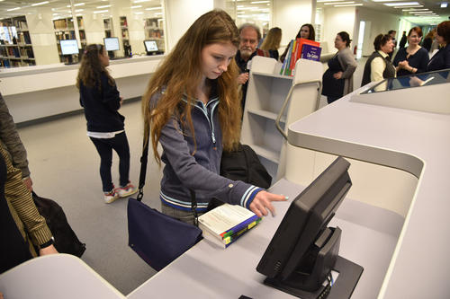 Selbst ausleihen und zurückbringen: Weil die Bücher in der neuen Campusbibliothek mit einem Chip gesichert sind, ist das möglich.