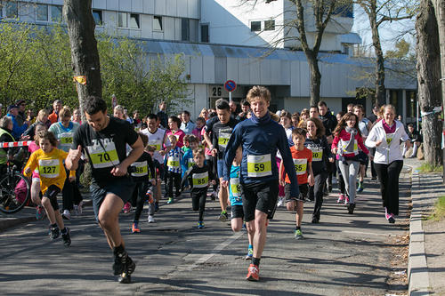 Ready, steady, go! Als erstes starteten in der Otto-von-Simson-Straße die Dreikilometer-Läuferinnen und -Läufer sowie Walker. Unter ihnen waren auch viele Familien.