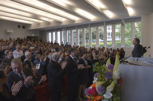 Das Publikum bedankte sich mit stehenden Ovationen bei Ehrendoktor Hayden White.