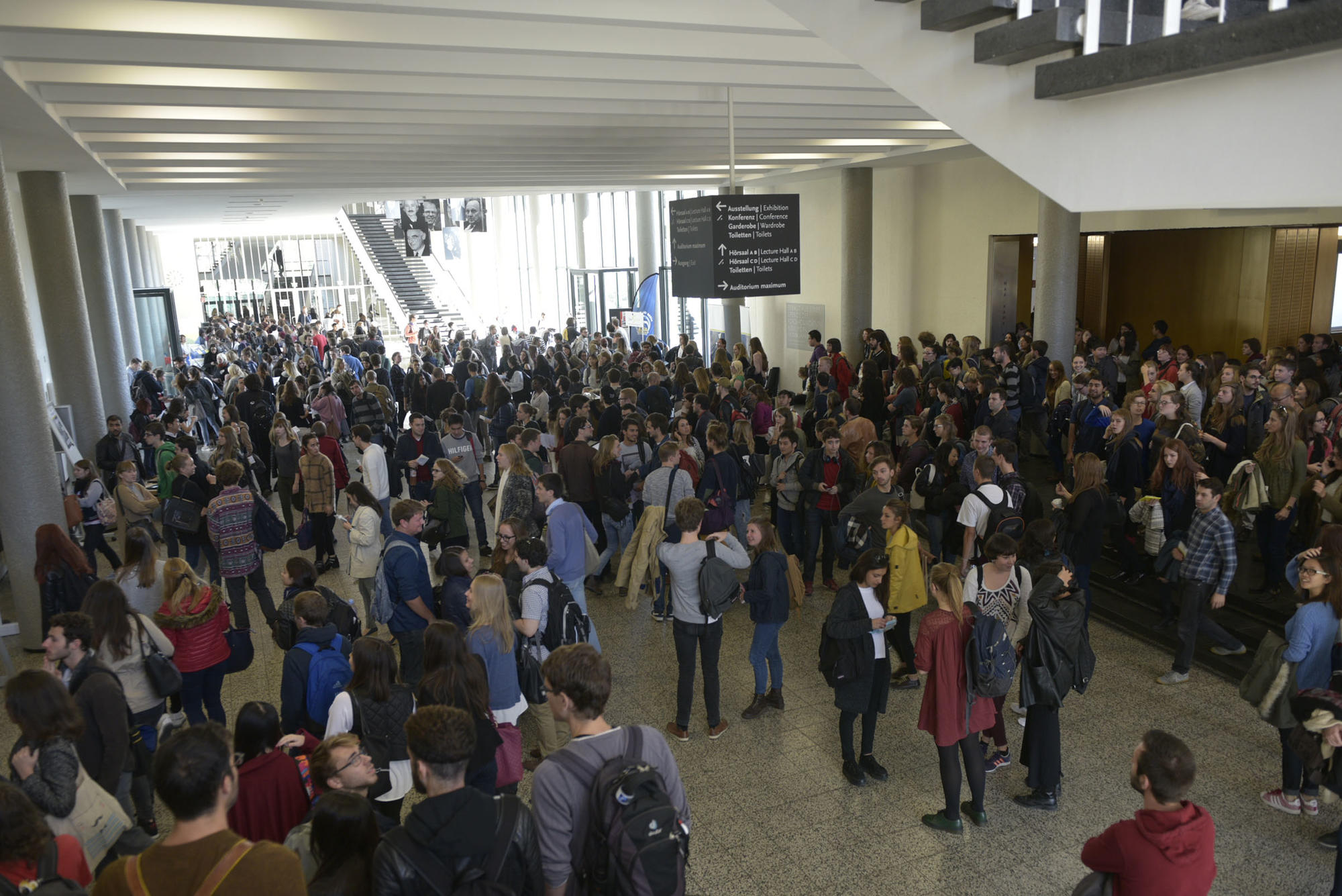 Zu Semesterbeginn waren im Henry-Ford-Bau alle neu an der Freien Universität Studierenden begrüßt worden. Flüchtlinge, die ein Studium an der Freien Universität aufnehmen möchten, sollen sich über das Welcome@FUBerlin-Programm orientieren können.