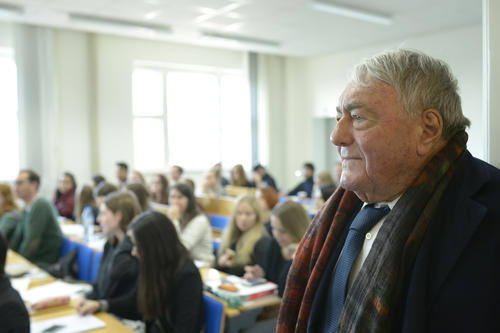 Rückkehr nach 67 Jahren: Claude Lanzmann sah sich den Seminarraum an der Boltzmannstraße 3 an, in dem er als 24-Jähriger unterrichtet hatte.