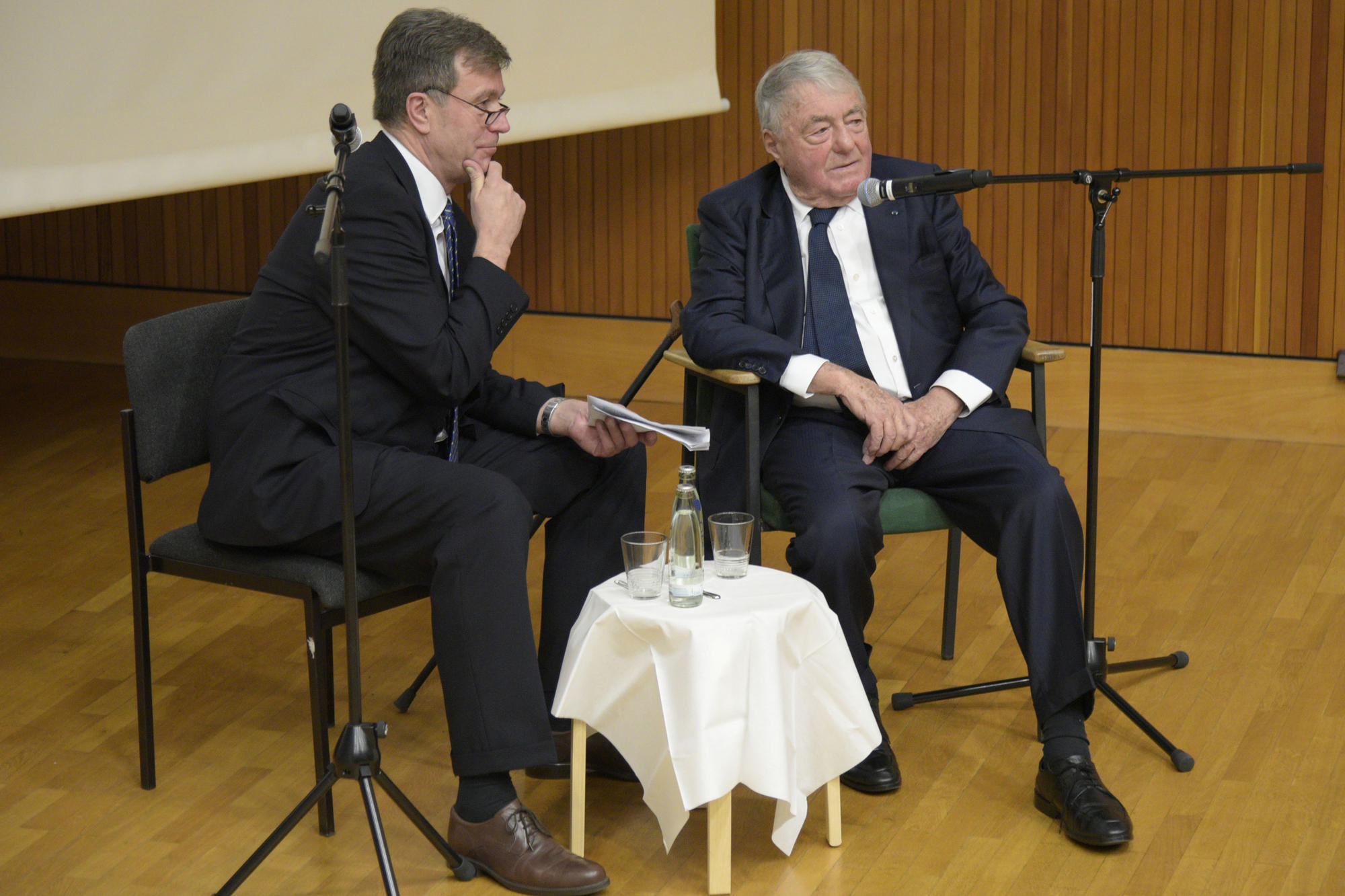 Sich erinnern und davon erzählen: Romanistikprofessor Joachim Küpper plauderte vor vielen interessierten Zuhörern mit Claude Lanzmann. Der berichtete vom zerstörten Berlin nach dem Zweiten Weltkrieg und seinen Begegnungen in Deutschland.