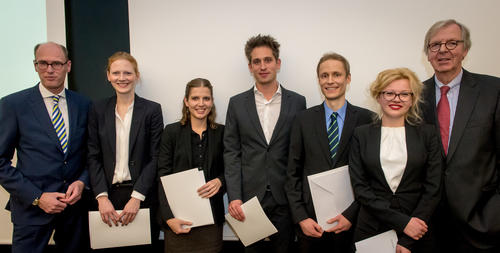 FU-Präsident Peter-André Alt (li.) und Walter Rasch (re.), Vorsitzender der Ernst-Reuter-Gesellschaft, mit den Ernst-Reuter-Preisträgern Jana Janssen, Daria Antonenko, Christian Gogolin, Stephan Hauer und Joanna Olchawa.