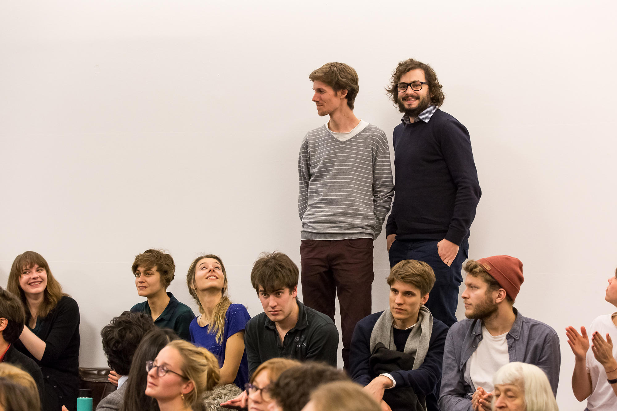 Jonas Mitbeth und Benjamin Schlodder (stehend) aus der Ausstellungsgruppe freuten sich über den großen Zulauf bei der Jubiläumsfeier.