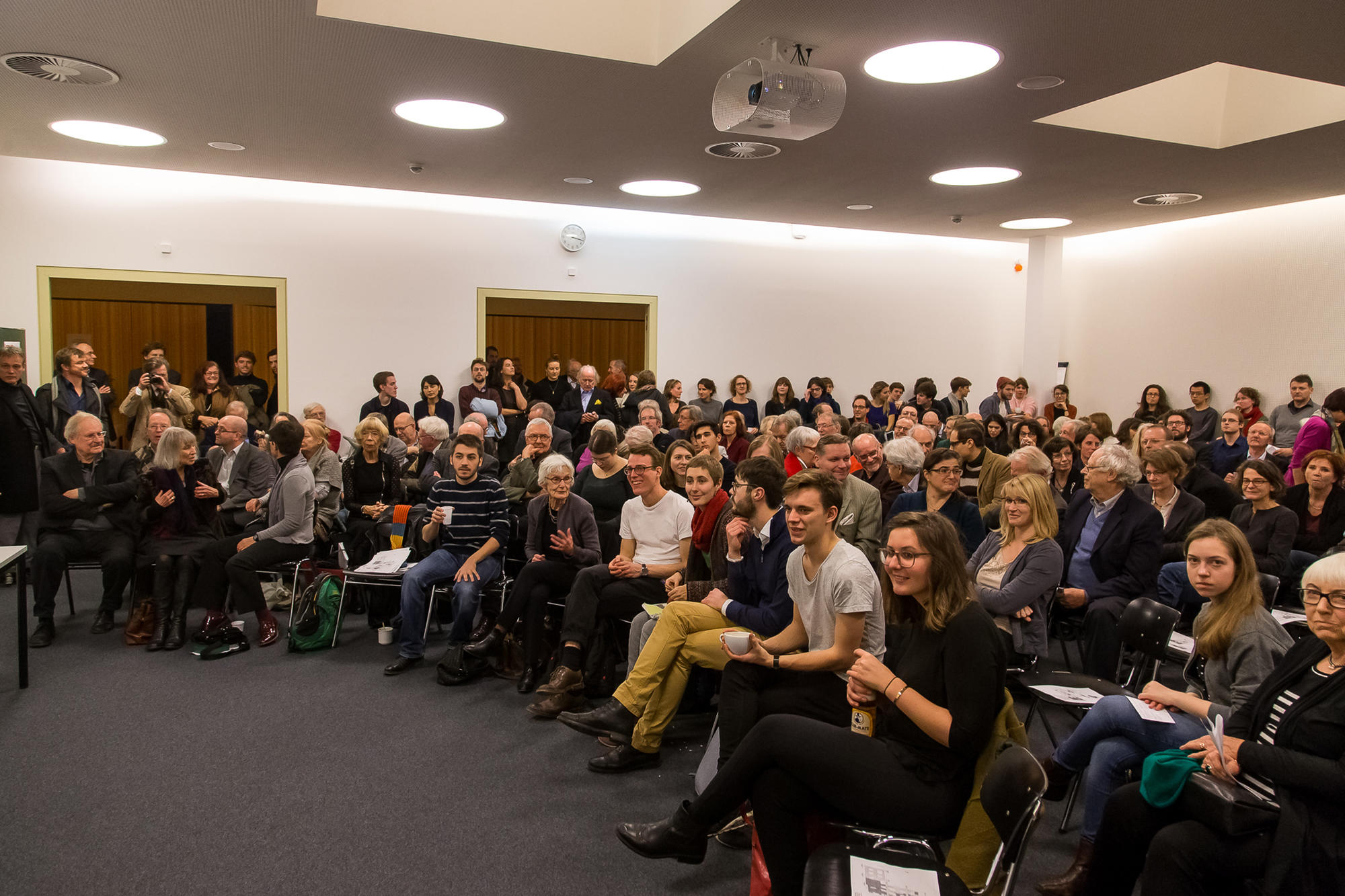 Wiedersehen an der Freien Universität: Rund 200 Gäste waren der Einladung zum Institutsjubiläum gefolgt, darunter zahlreiche Ehemalige.
