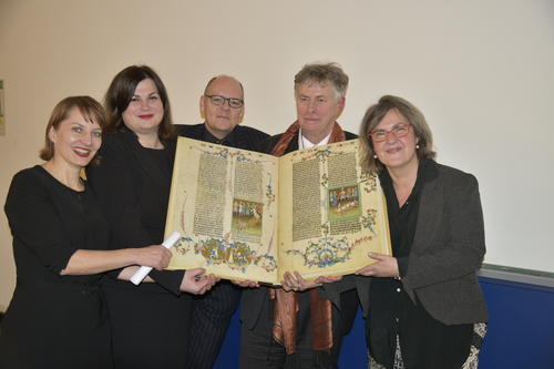 Ulrike Tarnow von der Bibliothek des Kunsthistorischen Instituts, Karin Gludovatz, Dekanin des Fachbereichs Geschichts- und Kulturwissenschaften, Kunsthistoriker Peter Geimer, Kunsthistoriker Eberhard König und Dunja Noack bei der Faksimile-Übergabe.
