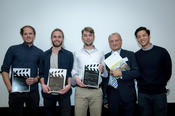 Drei der vier Gewinner des Videowettbewerbs (v.l.n.r.): Fabian Franke (1. Platz), Ante Bußmann (2. Platz) und Tom Dragheim (3. Platz) mit Peter Lange und Andy Nguyen.