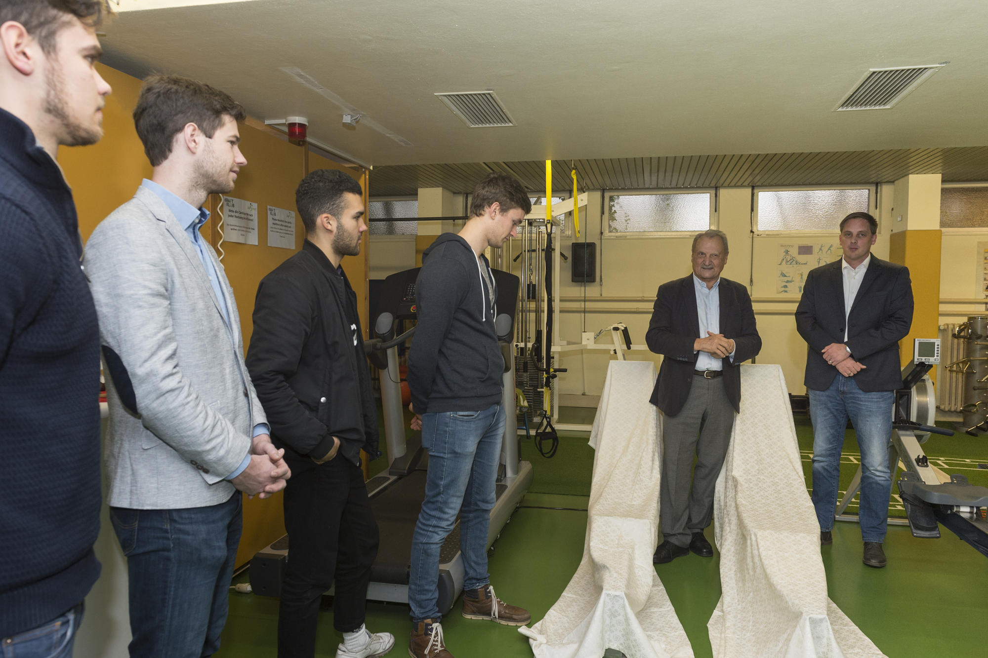 Kurz vor der feierlichen Übergabe hält Peter Lange (zweiter von rechts) eine kurze Ansprache.