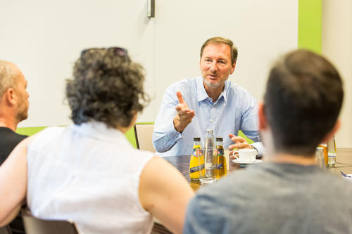 “The Berlin Zoo has always been at the heart of society – both good and bad,” zoo director Knieriem explains to the guests. By providing funding for the fellowship, the zoo is living up to its social responsibility.