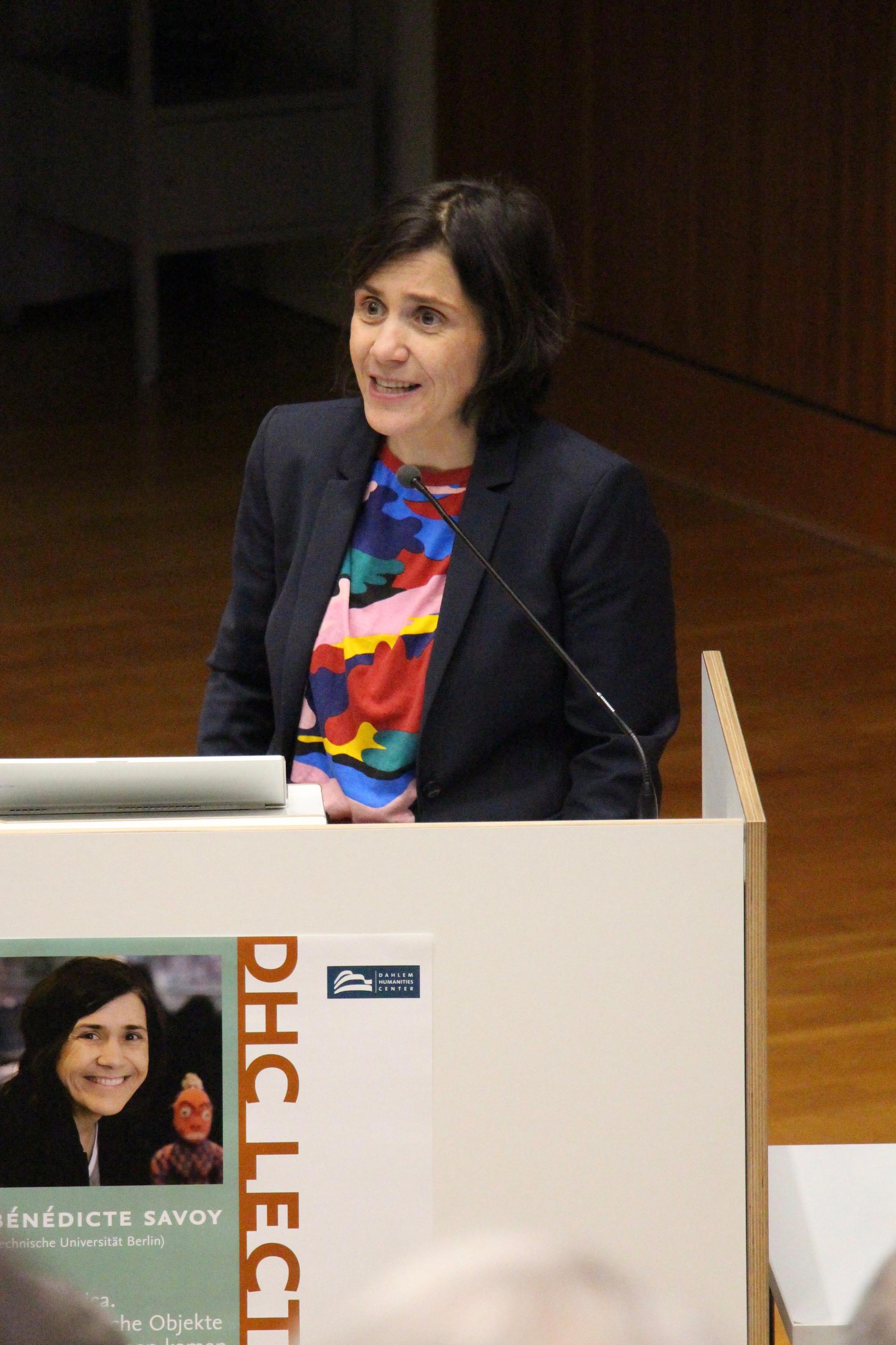 Gemeinsam mit dem senegalesischen Wissenschaftler Felwine Sarr hat die französische Kunsthistorikerin die Studie im Auftrag des französischen Präsidenten verfasst.