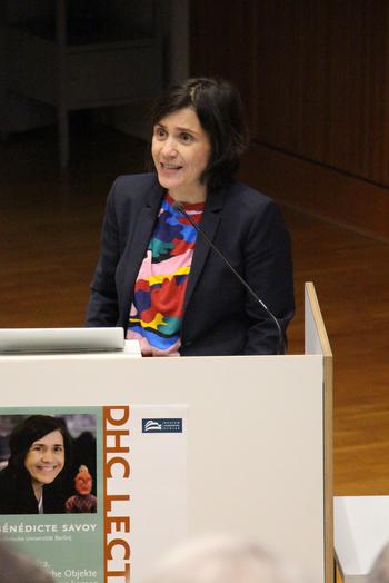 Gemeinsam mit dem senegalesischen Wissenschaftler Felwine Sarr hat die französische Kunsthistorikerin die Studie im Auftrag des französischen Präsidenten verfasst.