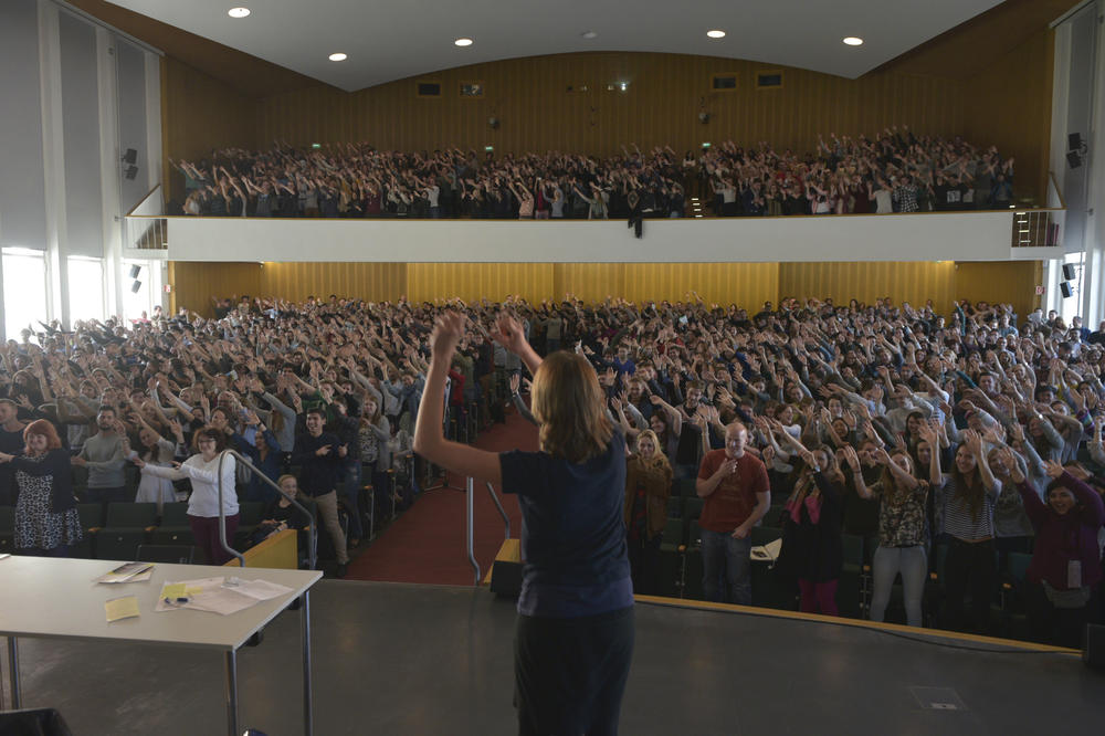 Und jetzt alle zusammen: hoch die Arme und zur Seite! Der Pausenexpress, der bei den Einführungstagen schon das Audimax bewegt hat, soll vom Sommersemester an in reguläre Lehrveranstaltungen eingebaut werden.