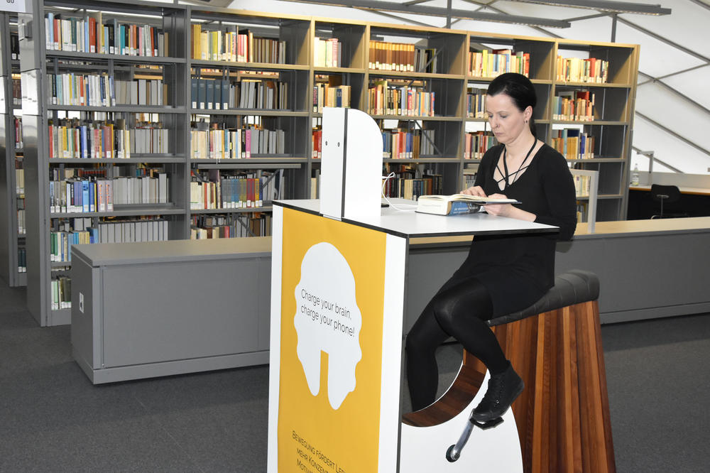 Beim Lesen und Lernen radeln – das Leserad ist auf Initiative von Janet Wagner in der Philologischen Bibliothek aufgestellt worden.