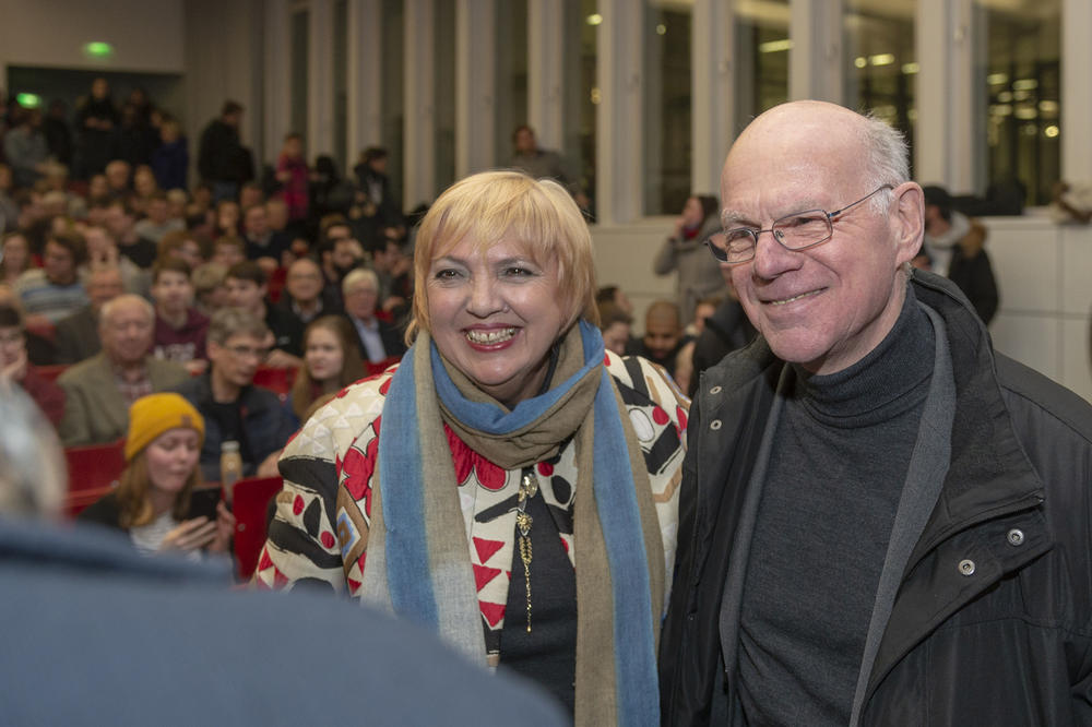 In verschiedenen Parteien gemeinsam für die Demokratie: Bundestagsvizepräsidentin Claudia Roth (Bündnis 90/Die Grünen) und Norbert Lammert (CDU), ehemaliger Bundestagspräsident, am 4. Februar 2019 bei der Debatte Dahlem an der Freien Universität.