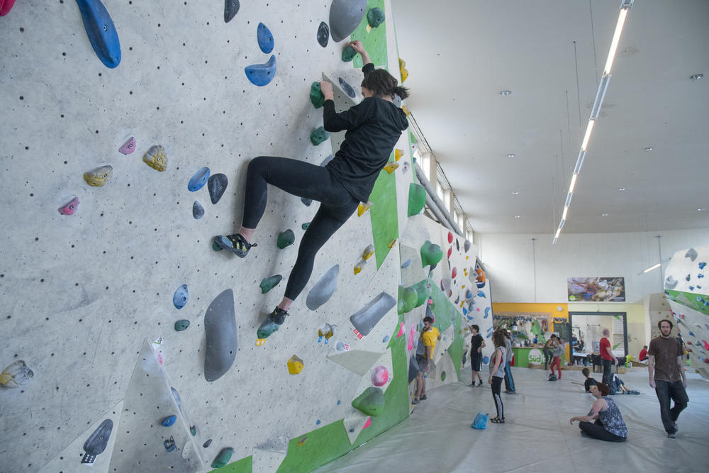 Auf Kletterseil und -gurt wird beim Bouldern verzichtet. Anne Stiller muss auf ihren guten Griff vertrauen.