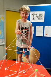 In den Räumen der Sachunterricht-Lernwerkstatt konnten Kinder nähen, kleine Roboter programmieren oder aus Holz hohe Türme bauen.