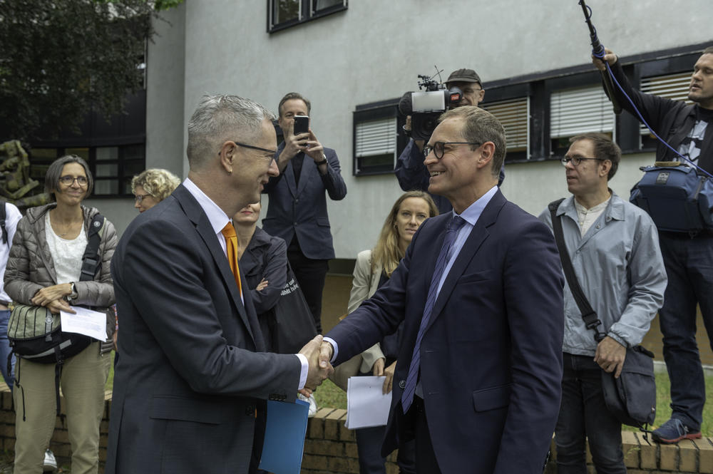 16. Juli 2019, Punkt 9 Uhr, Carl-Heinrich-Becker-Weg 6 in Steglitz: Michael Müller wird bereits erwartet. Universitätspräsident Professor Günter M. Ziegler begrüßt den Regierenden Bürgermeister an der Freien Universität.