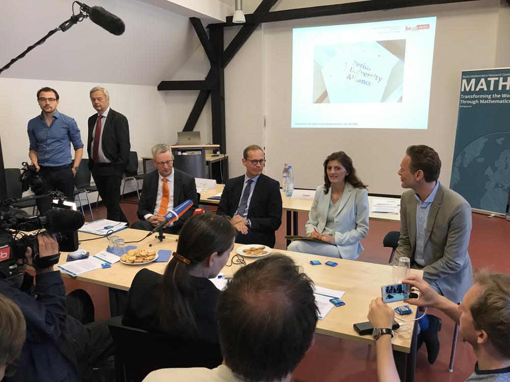 Dr. Marion Müller, Geschäftsführerin der Einstein Stiftung Berlin, gibt beim Pressegespräch die Förderung für Einstein-Profil-Professuren bekannt. (rechts: Matthias Kuder, Sprecher Wissenschaft und Forschung beim Regierenden Bürgermeister.)