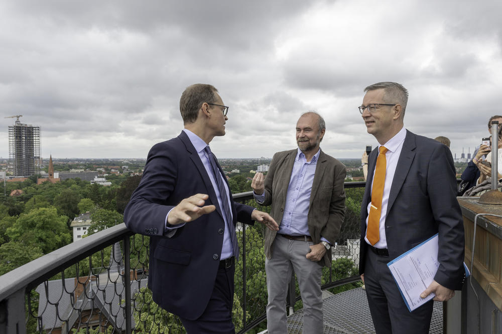 Blick von oben: Meteorologieprofessor Uwe Ulbrich (M.) mit dem Regierenden Bürgermeister Michael Müller (l.) und Universitätspräsident Professor Günter M. Ziegler auf dem Wetterturm der Freien Universität.