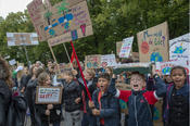... dann konnte es losgehen: „Wir sind hier, wir sind laut, weil ihr unsere Zukunft klaut!“, skandierte nicht nur diese Kindergruppe.