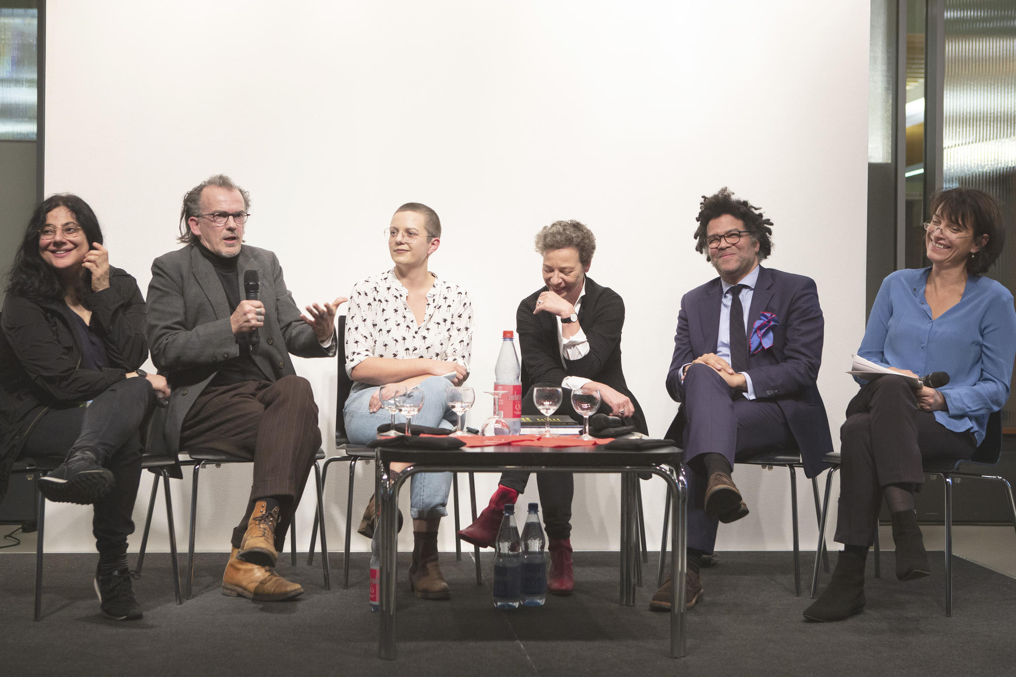 Wer darf Literatur? Darüber diskutierten (v. l. n. r.): Lütfiye Güzel, Stephan Porombka, Lea Schneider, Eva Geulen, Ijoma Mangold und Moderatorin Jutta Müller-Tamm.